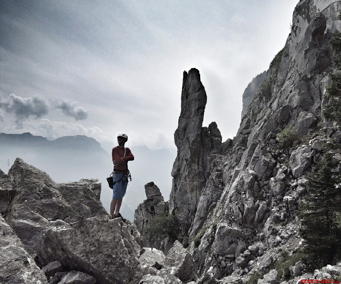 Bergsteiger vor einem Felsturm im Gegenlicht
