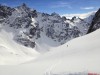 Skitourenspur unter verschneiten Felsgipfeln