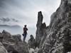 Bergsteiger vor einem Felsturm im Gegenlicht