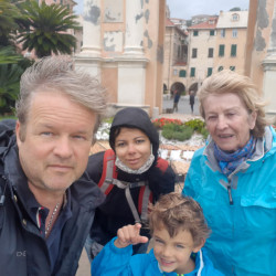 Familienselfie vor einem historischen Gebäude, Jahresrückblick 2020