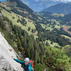Kletterin in einer Felswand über einem grünen Tal, Jahresrückblick 2020