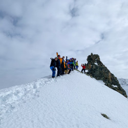 Gruppe auf einem verschneiten Gipfelgrat, Jahresrückblick 2020