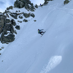 Snowboarder in einem steilen Couloir, Jahresrückblick 2020