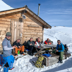 Rast vor einer Holzhütte im Schnee, Jahresrückblick 2020