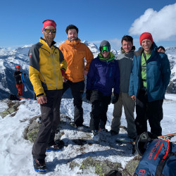 Gruppenfoto auf einem verschneiten Gipfel, Jahresrückblick 2020