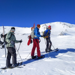 Drei Splitboarder auf einer verschneiten Kuppe, Jahresrückblick 2020