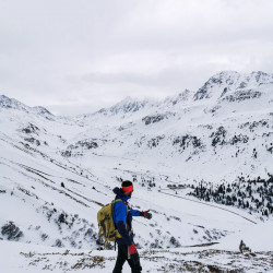 Splitboarder im Aufstieg vor verschneiten Gipfeln, Jahresrückblick 2020