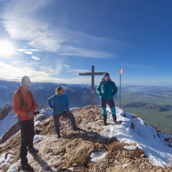 Gruppe am Gipfelkreuz im Gegenlicht, Jahresrückblick 2020