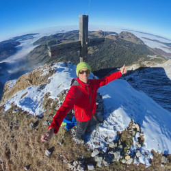 Fisheye-Bild auf einem verschneiten Gipfel mit Gipfelkreuz, Jahresrückblick 2020