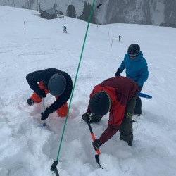 Lawinenübung mit Sondierstange im Schnee, Jahresrückblick 2020