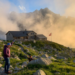 Berghütte im Nebel bei Sonnenuntergang, Jahresrückblick 2020