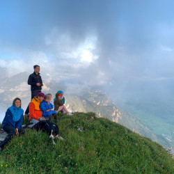 Familie auf einem Grasgipfel über dem Nebel, Jahresrückblick 2020