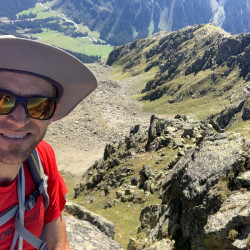 Selfie mit Hut über einem felsigen Tal, Jahresrückblick 2020