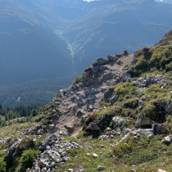 Steiler Bergweg über einem Tal, Jahresrückblick 2020