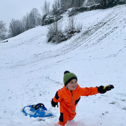 Kind mit Schlitten im Schnee, Jahresrückblick 2020