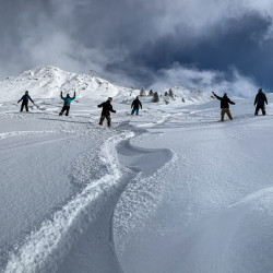 Gruppe auf Skitour im Aufstieg unter Wolken, Jahresrückblick 2020