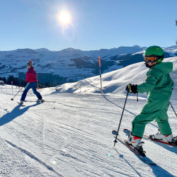 Kinder beim Skifahren auf der Piste, Jahresrückblick 2021