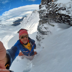 Selfie im Tiefschnee unter Felswänden, Jahresrückblick 2021