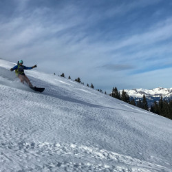 Snowboarder im Carving-Schwung auf der Piste, Jahresrückblick 2021
