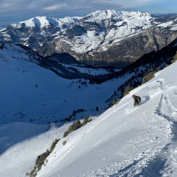 Splitboarder in steilem Gelände über einem Tal, Jahresrückblick 2021
