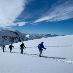 Skitourengruppe im Aufstieg unter Federwolken, Jahresrückblick 2021