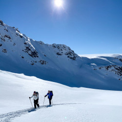 Zwei Skitourengänger im Gegenlicht, Jahresrückblick 2021