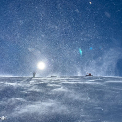 Schneetreiben im Gegenlicht auf einer Hochfläche, Jahresrückblick 2021