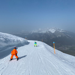 Kinder beim Skifahren auf einer Piste, Jahresrückblick 2021