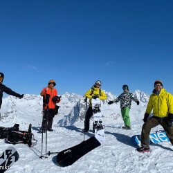 Gruppe mit Snowboards auf einem Gipfel, Jahresrückblick 2021