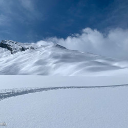 Aufstiegsspur in einer weiten Schneelandschaft, Jahresrückblick 2021