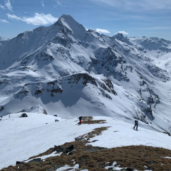 Verschneiter Gipfel mit Skitourengänger, Jahresrückblick 2021