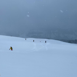 Skitourengruppe in einer weiten Schneefläche im Nebel, Jahresrückblick 2021