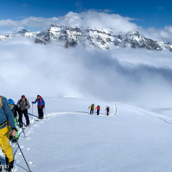 Skitourengruppe über dem Nebelmeer, Jahresrückblick 2021