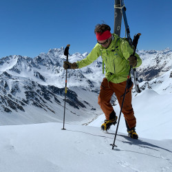 Splitboarder mit Board auf dem Rucksack am Gipfel, Jahresrückblick 2021