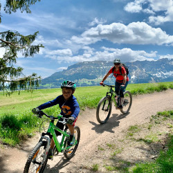 Zwei Biker auf einem Feldweg vor den Bergen, Jahresrückblick 2021