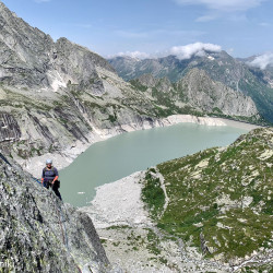 Wanderer über einem türkisfarbenen Bergsee, Jahresrückblick 2021