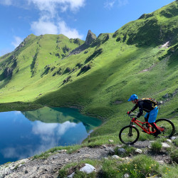 Mountainbiker an einem Bergsee unter grünen Hängen, Jahresrückblick 2021
