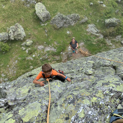 Kind beim Klettern an einer Granitplatte, Jahresrückblick 2021