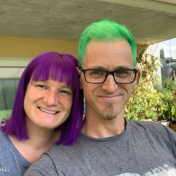 Selfie zweier Personen mit lila und grünen Haaren, Jahresrückblick 2021