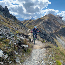 Biker auf einem Bergweg unter Wolken, Jahresrückblick 2021