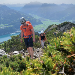 Zwei Bergsteiger im Aufstieg über Legföhren, Jahresrückblick 2021