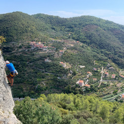 Kletterer an einer Felswand über einer Küstenlandschaft, Jahresrückblick 2021