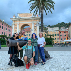Gruppe auf einer Piazza mit Palmen in Italien, Jahresrückblick 2021