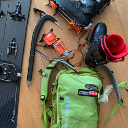 Splitboard, Hardboots, Steigeisen und Rucksack auf dem Boden, Jahresrückblick 2022