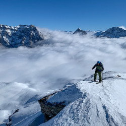 Bergsteiger auf einem Gipfel über dem Nebelmeer, Jahresrückblick 2022