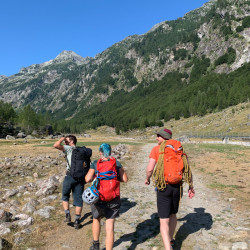 Wandergruppe mit Rucksäcken in einem Bergtal, Jahresrückblick 2022