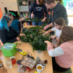 Familie beim Adventskranzbinden am Tisch, Jahresrückblick 2022