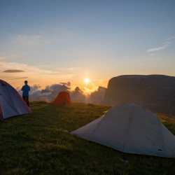Zelte auf einer Wiese im Abendlicht, Biwak am Chäserrugg
