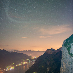 Sternenhimmel über dem Walensee mit Lichtern, Biwak am Chäserrugg