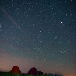 Zelte unter dem Sternenhimmel im Hochformat, Biwak am Chäserrugg
